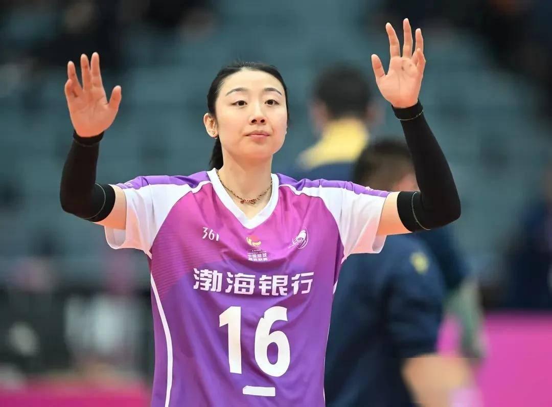 中国女排一次失误导致丢分，梅西主帅愤怒砸战术本！的简单介绍